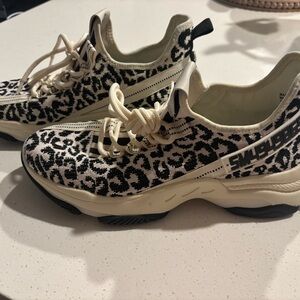 Steve Madden Maxima Black and White Sneakers size 11